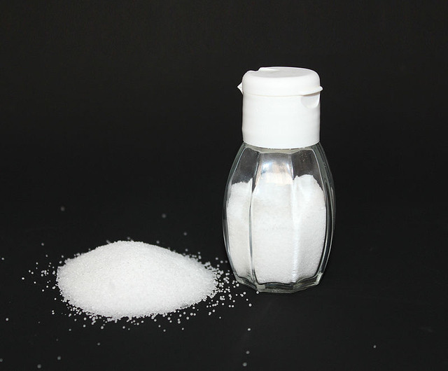 800px-Table_salt_with_salt_shaker_V1