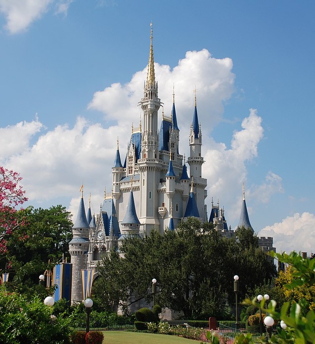 800px-Cinderella_castle_day